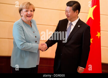 Saint-pétersbourg, Russie. Le 06 août, 2013. La chancelière allemande, Angela Merkel, est accueilli par le président de la Chine Xi Jingping au au sommet du G20. Le sommet du G20 aura lieu du 05 au 06 septembre. Photo : Kay Nietfeld/dpa/Alamy Live News Banque D'Images