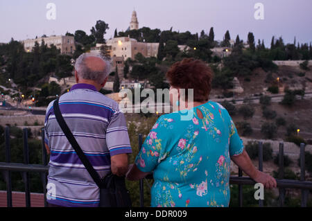 Un couple de personnes âgées watches crépuscule situé sur la montagne de Sion. Jérusalem, Israël. 5-Septembre-2013. À la veille du Nouvel An juif Ministre du tourisme l'année 5773 Landau résume avec 3,5 millions de visiteurs d'Israël et une augmentation de 15  % des arrivées de navires de croisière avec 298 000 visiteurs. Banque D'Images