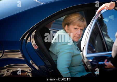 Saint-pétersbourg, Russie. Le 06 août, 2013. La chancelière allemande Angela Merkel sort de sa limousine au sommet du G20. Le sommet du G20 aura lieu du 05 au 06 septembre. Photo : Kay Nietfeld/dpa/Alamy Live News Banque D'Images