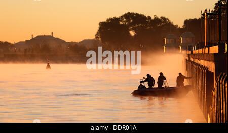 Saint-pétersbourg, Russie. Le 06 août, 2013. Policiers en bateau sécuriser le sommet du G20. Le sommet du G20 aura lieu du 05 au 06 septembre. Photo : Kay Nietfeld/dpa/Alamy Live News Banque D'Images