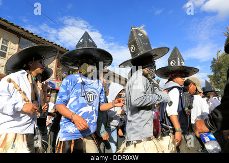 Communauté autochtone de principalement des hommes, la danse dans la ville plaza pendant les fêtes de l'Inti Raymi à Cotacachi (Équateur) Banque D'Images