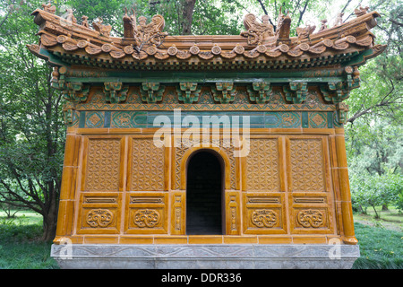 Les Tombeaux des Ming, Nanjing, Chine. Silk four brûlant. Banque D'Images