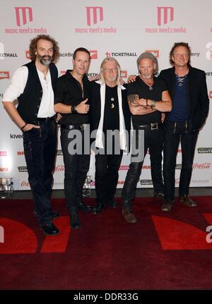 Tokyo, Japon. Le 05 août, 2013. Berlin, Allemagne. Le 05 août, 2013. La bande Santiano arrive à la 'Musique de l'événement répond aux médias" tenue au Grand Hotel Esplanade à Berlin, Allemagne, 05 septembre 2013. La réunion des gens de la musique et de l'industrie des médias a lieu dans le cadre de la Semaine de la musique de Berlin. Photo : Jens Kalaene/dpa/Alamy Live News Crédit : afp photo alliance/Alamy Live News Banque D'Images