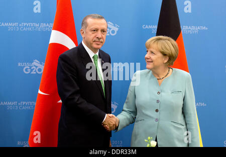 Saint-pétersbourg, Russie. Le 06 août, 2013. La chancelière allemande Angela Merkel est accueilli par Recep Tayyip Erdogan, Premier Ministre de la Turquie, au sommet du G20. Le sommet du G20 aura lieu du 05 au 06 septembre. Photo : Kay Nietfeld/dpa/Alamy Live News Banque D'Images