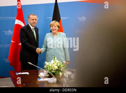 Saint-pétersbourg, Russie. Le 06 août, 2013. La chancelière allemande Angela Merkel est accueilli par Recep Tayyip Erdogan, Premier Ministre de la Turquie, au sommet du G20. Le sommet du G20 aura lieu du 05 au 06 septembre. Photo : Kay Nietfeld/dpa/Alamy Live News Banque D'Images