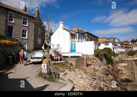 Cottages donnant sur le port de Mousehole, Cornwall, Angleterre, Royaume-Uni Banque D'Images