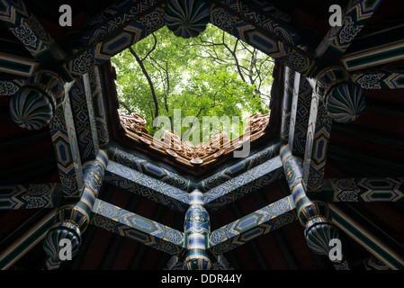 Les Tombeaux des Ming, Nanjing, Chine. Toit d'un petit pavillon dans le parc entourant les tombes. Banque D'Images