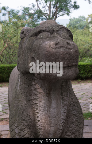 Les Tombeaux des Ming, Nanjing, Chine. Statue d'un 'xiezhi", symbole de la justice et du droit, sur la route de l'éléphant. Banque D'Images