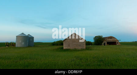 Silo et grange dans une prairie, Manitoba, Canada Banque D'Images