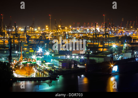 Vue aérienne de la tour de l'église St Michel sur l'Elbe et le port de Hambourg la nuit Banque D'Images