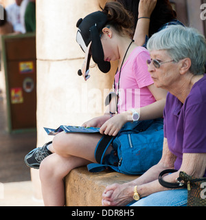 Les touristes dans un parc d'attractions, Universal Studios Orlando, Floride, USA Banque D'Images