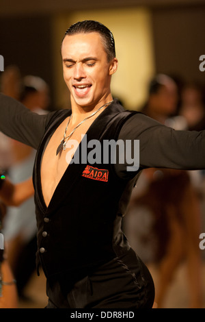 Jeune danseur posant. Compétition de danse de bal Cup 2010' 'Nevsky à Saint-Pétersbourg, Russie. Banque D'Images