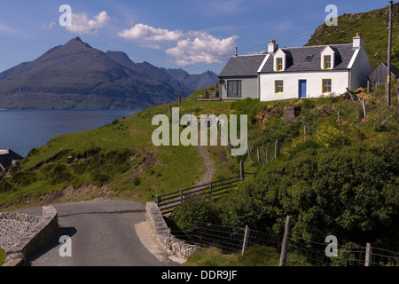 Highland cottage blanc sur la colline avec vue sur la mer de montagnes Cuillin Loch et au-delà, Elgol, Isle of Skye, Scotland, UK Banque D'Images