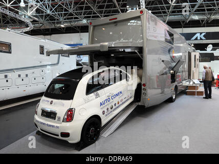 Dusseldorf, Allemagne. Le 05 août, 2013. DUSSELDORF - 4 SEPTEMBRE : RV de luxe doté d'un garage à l'exposition Caravan Salon 2013 Le 04 septembre 2013 à Düsseldorf, Allemagne Crédit : philipus/Alamy Live News Banque D'Images