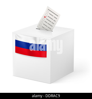 Élection partielle dans la Fédération de Russie : l'urne avec papier voicing isolé sur fond blanc. Banque D'Images