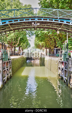 Ecluse des Récollets et passerelle au-dessus du canal Saint-Martin - Paris, France Banque D'Images