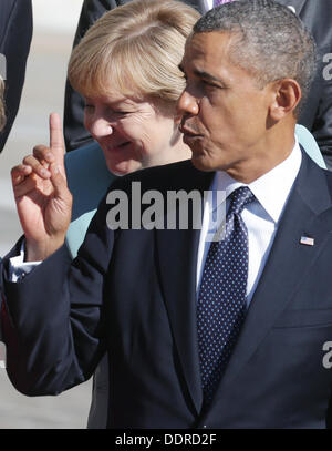 Saint-pétersbourg, Russie. Le 06 août, 2013. La chancelière allemande, Angela Merkel, et le président américain Barack Obama rendez-vous à leur place pour poser pour la photo de famille au sommet du G20 à Saint-Pétersbourg, Russie, 06 septembre 2013. Le sommet du G20 aura lieu du 05 au 06 septembre. Photo : Kay Nietfeld/dpa/Alamy Live News Banque D'Images