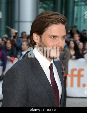 Toronto, Canada. Le 05 août, 2013. Acteur acteur allemand et Daniel Bruehl arrive pour la projection de "The Fifth Estate" au cours de la 38e conférence annuelle du Festival du Film de Toronto, à Toronto, Canada, 05 septembre 2013. Le festival se déroule jusqu'au 15 septembre. Photo : Hubert Boesl/dpa/Alamy Live News Banque D'Images