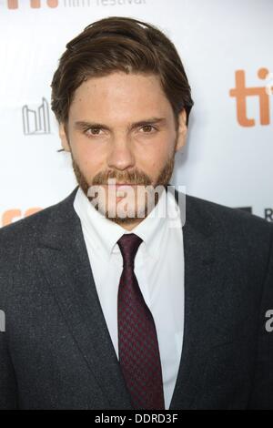 Toronto, Canada. Le 05 août, 2013. Acteur acteur allemand et Daniel Bruehl arrive pour la projection de "The Fifth Estate" au cours de la 38e conférence annuelle du Festival du Film de Toronto, à Toronto, Canada, 05 septembre 2013. Le festival se déroule jusqu'au 15 septembre. Photo : Hubert Boesl/dpa/Alamy Live News Banque D'Images