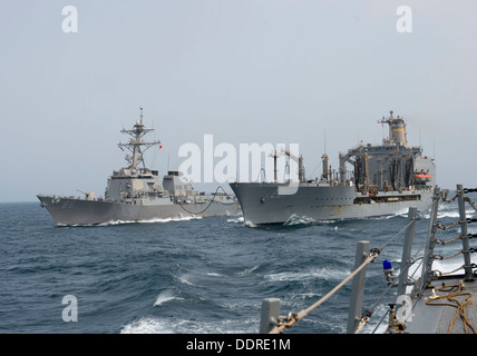 Le destroyer lance-missiles USS Shoup (DDG 86) ravitaille le long de la commande de transport maritime militaire reconstitution oiler USNS Patuxen Banque D'Images