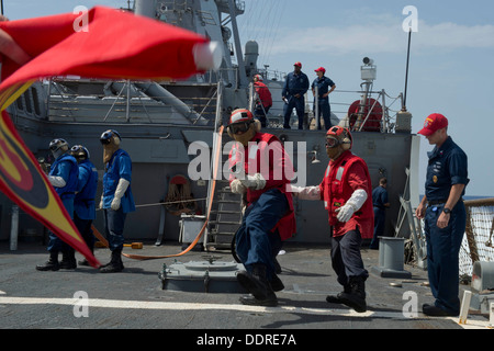 Les marins à bord de missiles de l'USS Mahan (DDG 72) simuler l'incendie dans le poste de pilotage au cours d'une collision et salv Banque D'Images