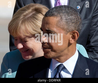 Saint-pétersbourg, Russie. Le 06 août, 2013. La chancelière allemande, Angela Merkel, et le président américain Barack Obama prennent leur place de poser pour la photo de famille au sommet du G20 à Saint-Pétersbourg, Russie, 06 septembre 2013. Le sommet du G20 aura lieu du 05 au 06 septembre. Photo : Kay Nietfeld/dpa/Alamy Live News Banque D'Images