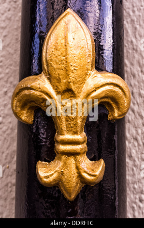 Fleur de lis sur tuyau de vidange dans le quartier français de la Nouvelle Orléans Banque D'Images