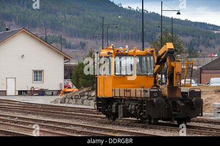 Support moderne jaune motor rail-route se dresse sur le chemin de fer en Norvège Banque D'Images