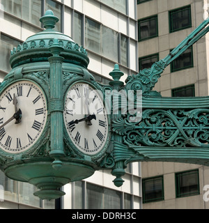 Low angle view of une horloge sur Marshall Field and Company, Chicago, comté de Cook, Illinois, États-Unis Banque D'Images