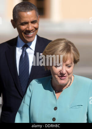 Saint-pétersbourg, Russie. Le 06 août, 2013. La chancelière allemande, Angela Merkel, et le président américain Barack Obama à pied à côté de l'autre au sommet du G20 à Saint-Pétersbourg, Russie, 06 septembre 2013. Le sommet du G20 aura lieu du 05 au 06 septembre. Photo : Kay Nietfeld/dpa/Alamy Live News Banque D'Images