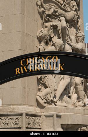 Riverwalk Chicago signe et statues sur Michigan Avenue Bridge, Chicago, comté de Cook, Illinois, États-Unis Banque D'Images