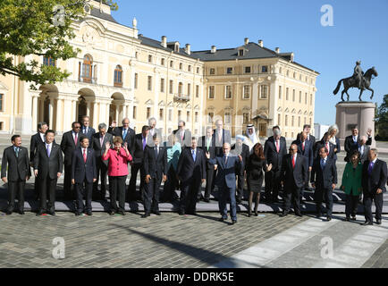 Saint-pétersbourg, Russie. Le 06 août, 2013. Les dirigeants du G20 prennent leur place pour la photo de famille au sommet du G20 à Saint-Pétersbourg, Russie, 06 septembre 2013. Le sommet du G20 aura lieu du 05 au 06 septembre. Photo : Kay Nietfeld/dpa/Alamy Live News Banque D'Images