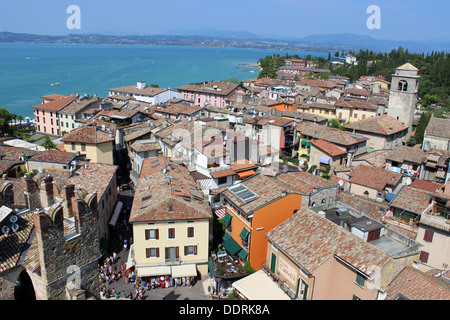 Vue sur les toits à Sirmione, Lac de Garde, Italie du nord à l'ouest le long du côté ouest de la péninsule du Château Scaliger. Banque D'Images