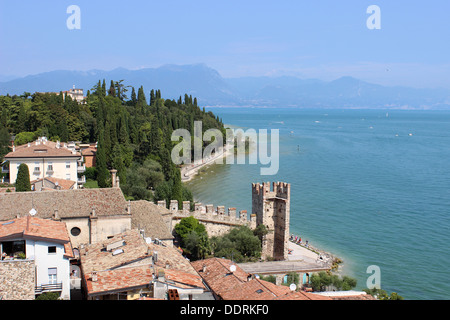 Vue sur les toits à Sirmione, Lac de Garde, Italie du nord à l'est le long du côté est de la péninsule de Château Scaliger Banque D'Images