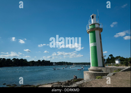 Le phare à l'entrée de la rivière Odet Benodet Bretagne France Banque D'Images