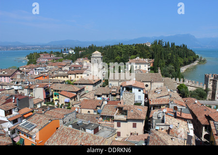 Vue sur les toits à Sirmione, Lac de Garde, Italie du nord le long de la péninsule de Château Scaliger ou Rocca Scaligera. Banque D'Images