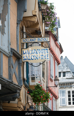 De vieux bâtiments à colombages à Quimper Bretagne France avec un signe d'un macaronier et salon de la Banque D'Images
