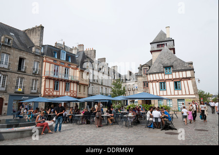 De vieux bâtiments à colombages à Quimper Bretagne France avec cafe table de salle à manger à l'extérieur dans le square Banque D'Images