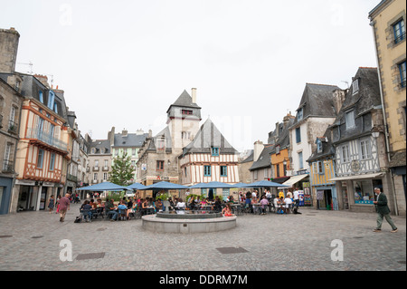 La jonction de bâtiments anciens dans un square à Quimper Bretagne France avec table de salle à manger à l'extérieur. Banque D'Images