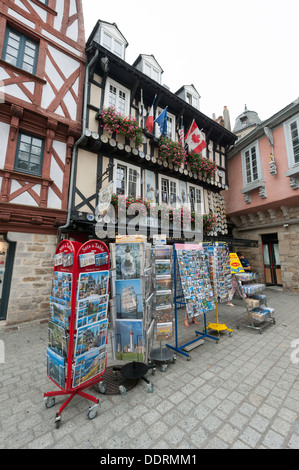 Cadeaux vente de faïences de Quimper et cartes postales Quimper Bretagne France Banque D'Images