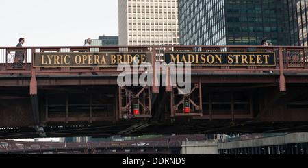 Les gens qui marchent sur Madison Street Bridge, Chicago, comté de Cook, Illinois, États-Unis Banque D'Images