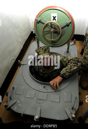 De Construction Navale Seabees Mobile Bataillon (NMCB) 3 monter une ladderwell en tournée USS Stethem (DDG 63). À bord du Banque D'Images