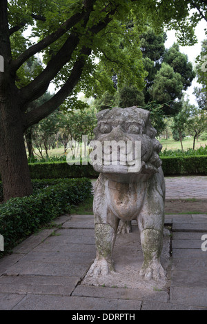 Les Tombeaux des Ming, Nanjing, Chine. Statue d'un lion sur la route de l'éléphant. Banque D'Images