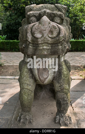 Les Tombeaux des Ming, Nanjing, Chine. Statue d'un lion sur la route de l'éléphant. Banque D'Images