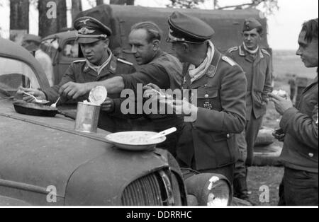 Deuxième Guerre mondiale / Seconde Guerre mondiale,Russie,1941,correspondants de guerre allemands pendant le dîner,septembre 1941,journaliste,journalistes,compagnie de propagande,soldats,soldat,peuple,hommes,homme,pause,pauses,repas,repas,dîner,manger,nourriture,mess,provisions,étain,boîte,boîtes,canettes,conserves,nourriture,Halte,avance,Barbarossa,Russie,Russie,Russie,Russie,Russie,Russie,Russie,Russie,Russie,Russie,Russie,Russie,Russie,Russie,Russie,Russie,Russie,Russie,Russie,Russie,Russie,Russie,Russie,Russie,Russie,Russie,Russie,Russie,Russie,Russie,Russie,Russie,Russie,Russie,Russie,Russie,Russie,Russie,Russie,Russie,Russie,Russie,Russie,Russie,Russie,Russie Banque D'Images