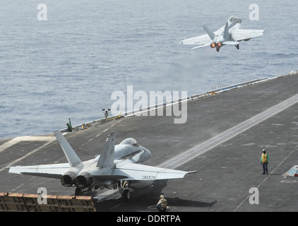 Un F/A-18F Super Hornet affectés à la Black Knights de Strike Fighter Squadron (VFA) 154 lance sur le poste de pilotage de la Banque D'Images