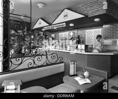 Nouveau Bar Wimpy, Barnsley, dans le Yorkshire du Sud, 1960. Artiste : Michael Walters Banque D'Images