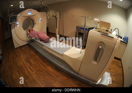 Deanna Eichenlaud, un patient au Centre médical naval de Portsmouth, l'objet d'un PET scan au centre médical clinique de médecine nucléaire. Le scanner TEP/CT est principalement utilisé pour les évaluations du cancer. Banque D'Images
