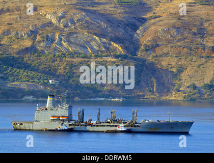 La baie de Souda, GRÈCE (septembre 1994). 2, 2013) Le transport maritime de la flotte militaire commande de réapprovisionnement oiler USNS Leroy Grumman (T-AO 195) arrive Banque D'Images