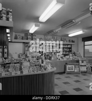 Pharmacie de l'intérieur, Armthorpe, près de Doncaster, dans le Yorkshire du Sud, 1961. Artiste : Michael Walters Banque D'Images